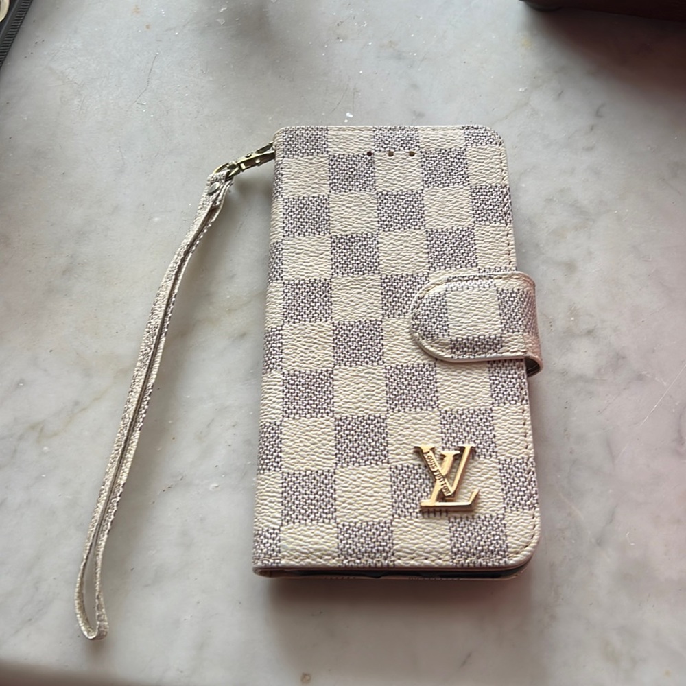 Grey and white checkered iPhone 7Plus case never used had to get a new phone.